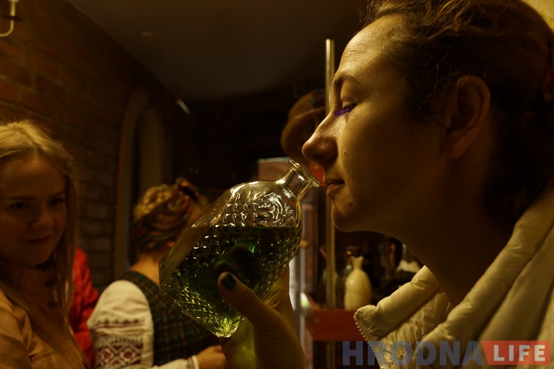 «Гонім, каб захаваць традыцыі». Самагонку і медавуху наліваюць гасцям у Каробчыцах