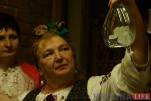 «Гонім, каб захаваць традыцыі». Самагонку і медавуху наліваюць гасцям у Каробчыцах