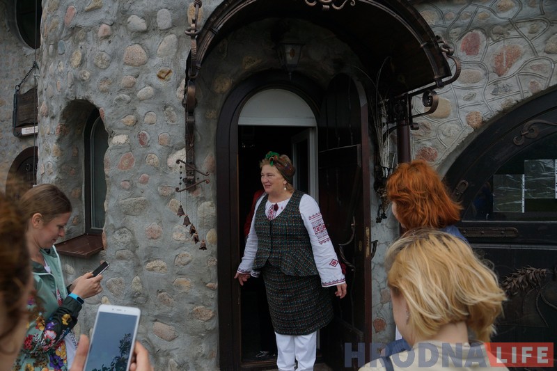 «Гонім, каб захаваць традыцыі». Самагонку і медавуху наліваюць гасцям у Каробчыцах
