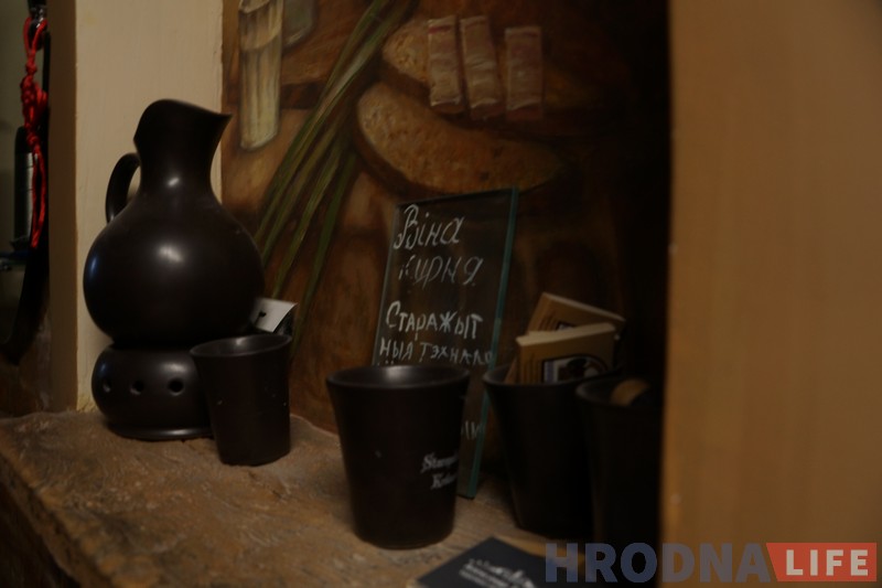 «Гонім, каб захаваць традыцыі». Самагонку і медавуху наліваюць гасцям у Каробчыцах