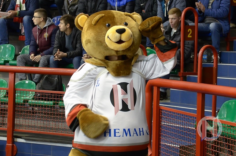 Калі праца - як гульня. Як гродзенец працуе маскотам футбольнага і хакейнага "Нёманаў"