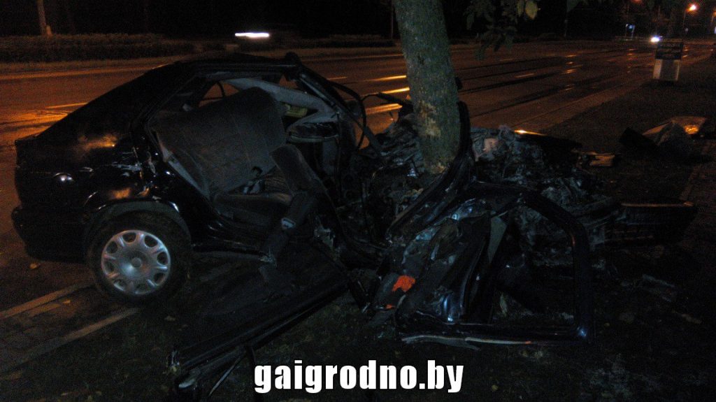 Начная аварыя ў Гродне: легкавая машына сутыкнулася з дрэвам - пасажырка загінула
