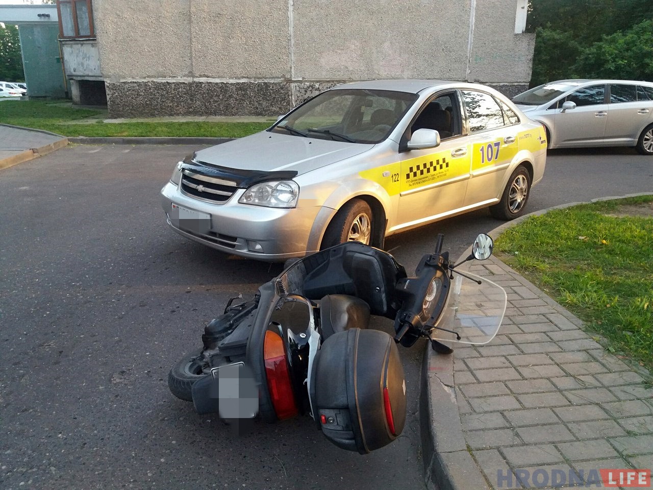 На Паповіча ў дварах сутыкнуліся скутар і таксі: ёсць пацярпелыя На Паповіча ў дварах сутыкнуліся скутар і таксі: ёсць пацярпелыя