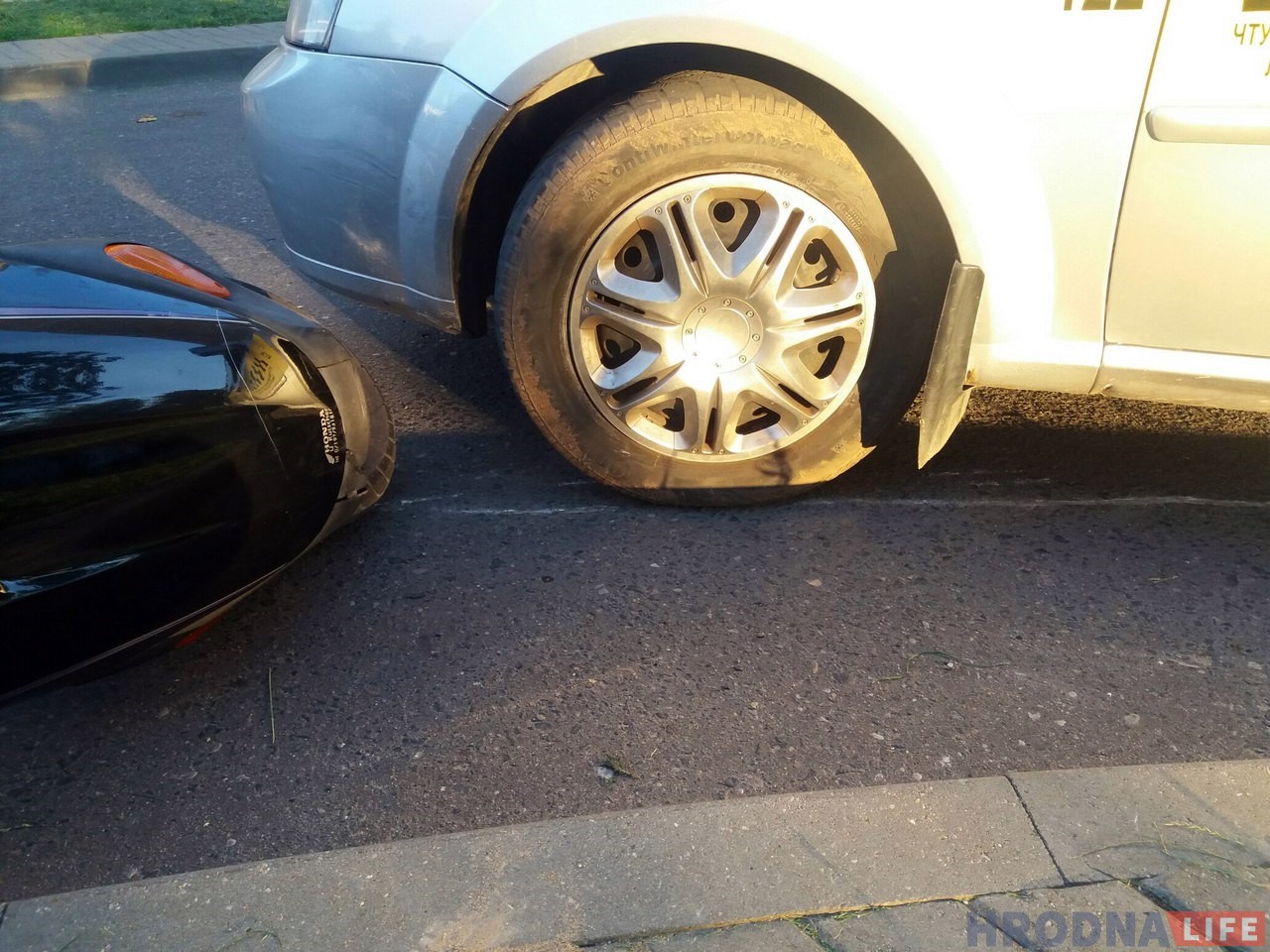 На Паповіча ў дварах сутыкнуліся скутар і таксі: ёсць пацярпелыя На Паповіча ў дварах сутыкнуліся скутар і таксі: ёсць пацярпелыя