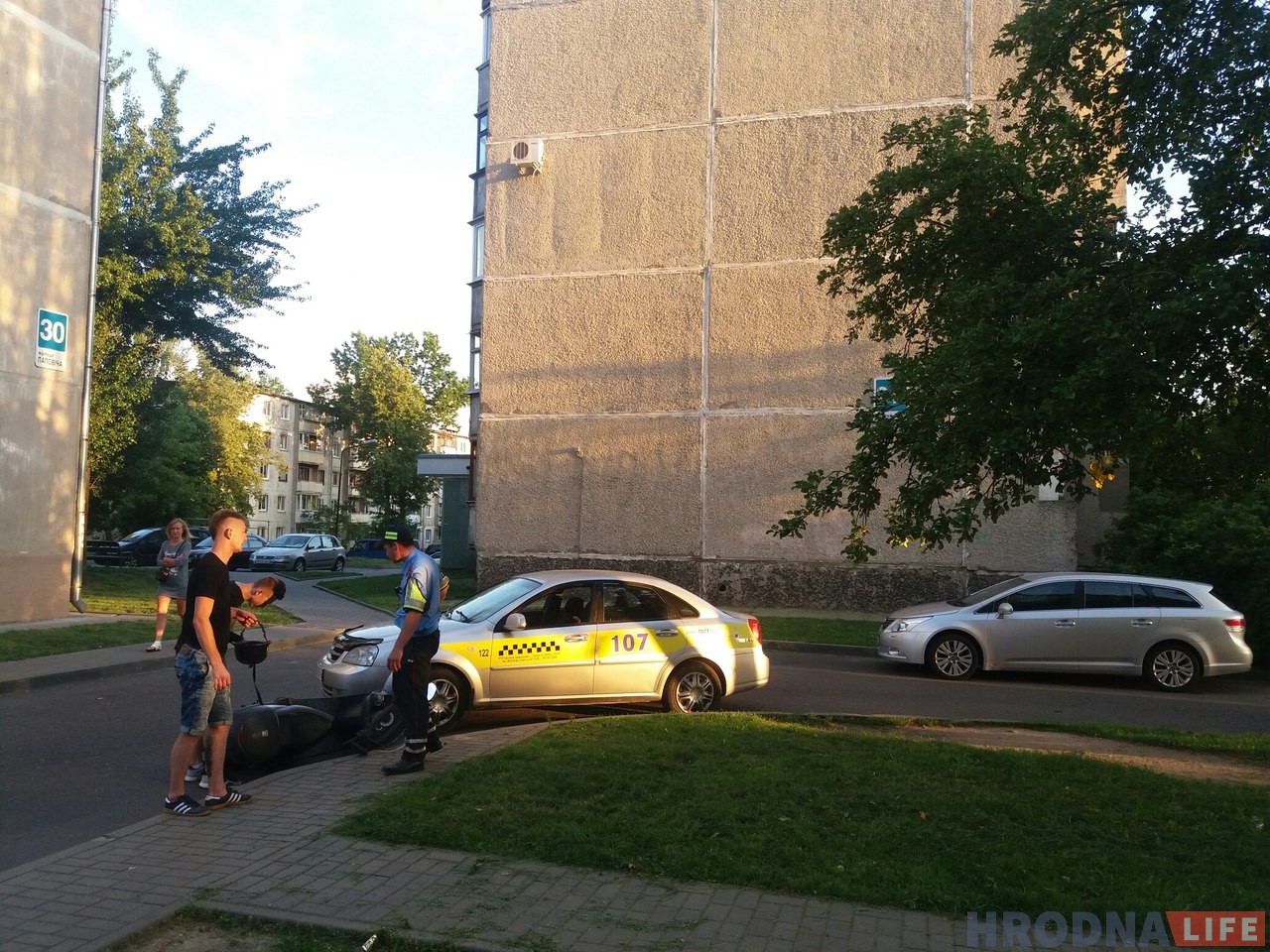 На Паповіча ў дварах сутыкнуліся скутар і таксі: ёсць пацярпелыя На Паповіча ў дварах сутыкнуліся скутар і таксі: ёсць пацярпелыя