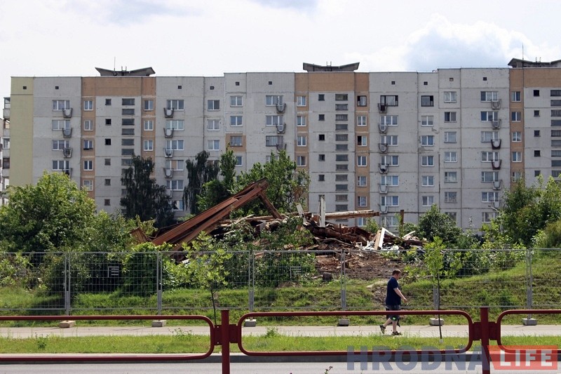 "Не будзе гэтых дамоў і не будзе "Белых рос"". На Дзевятоўцы зносяць апошнія дамы легендарнай вёскі "Не будзе гэтых дамоў і не будзе "Белых рос"". На Дзевятоўцы зносяць апошнія дамы легендарнай вёскі
