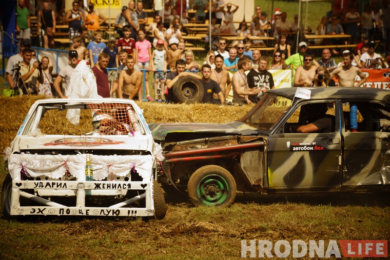 "Победил на пустых колесах". Черная и белая "Волги" сошлись в финальном поединке гродненских автобоев