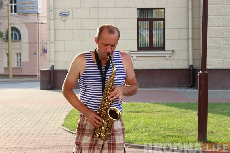 "Зямляк, ты перашкаджаеш працаваць". Адзін дзень з жыцця вулічных музыкаў на Савецкай