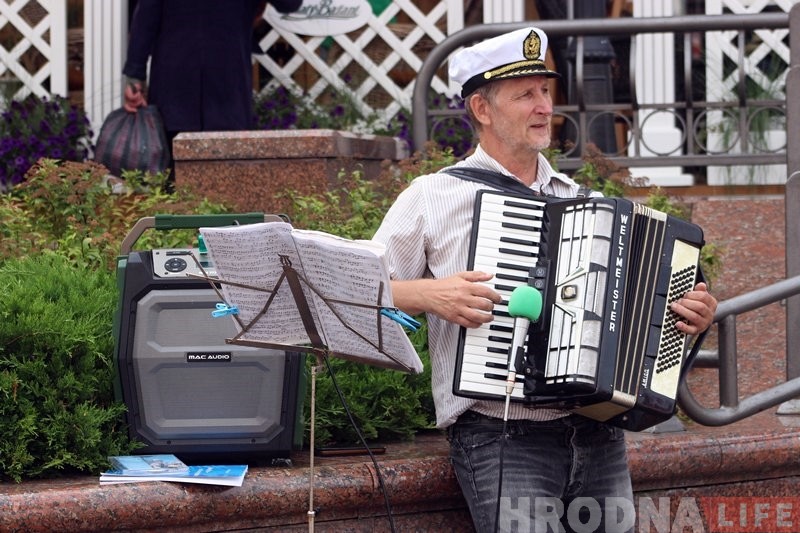"У Гродне ўтварыўся сапраўдны музычны Брадвей". Як новы вулічны музыка скарыў сэрцы гродзенцаў "У Гродне ўтварыўся сапраўдны музычны Брадвей". Як новы вулічны музыка скарыў сэрцы гродзенцаў
