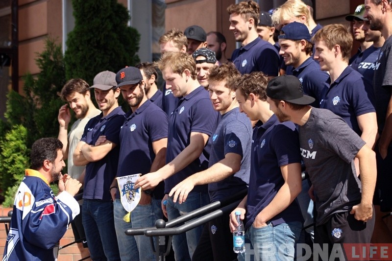 Ліга чэмпіёнаў працягваецца: У Гродна прыляцелі хакеісты швейцарскага "Цуга" Ліга чэмпіёнаў працягваецца: У Гродна прыляцелі хакеісты швейцарскага "Цуга"