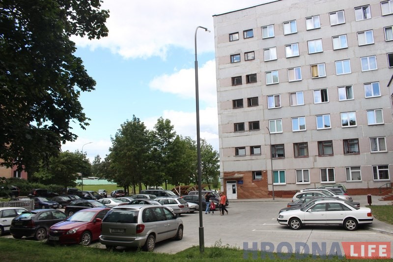 "Жальцеся і вас пачуюць". Дзякуючы петыцыі гродзенца каля паліклінікі на Пестрака зрабілі паркоўку "Жальцеся і вас пачуюць". Дзякуючы петыцыі гродзенца каля паліклінікі на Пестрака зрабілі паркоўку