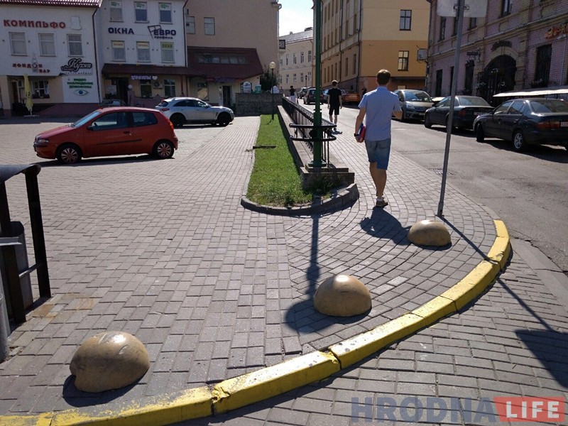 "Прайсцi немагчыма". Пешаходы на Віленскай скардзяцца на машыны і бетонныя паўсферы "Прайсцi немагчыма". Пешаходы на Віленскай скардзяцца на машыны і бетонныя паўсферы