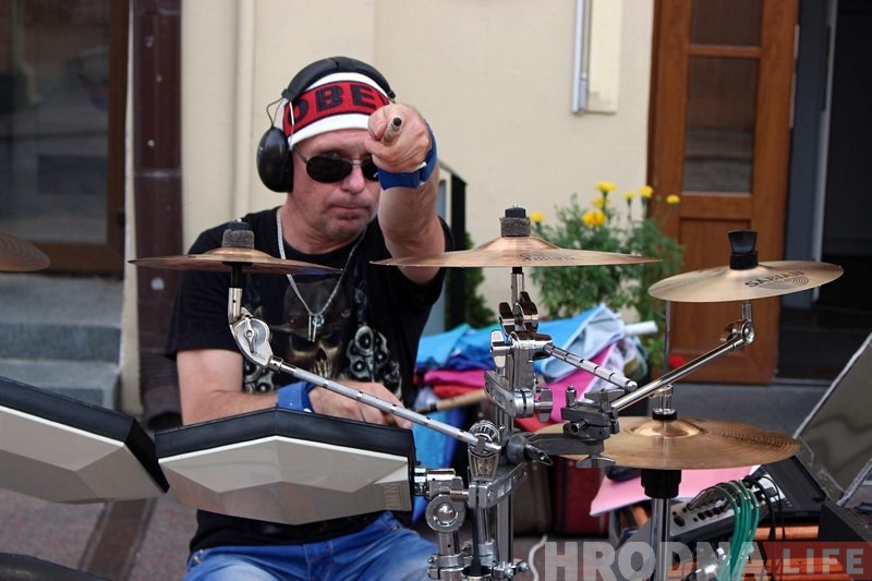 "Зямляк, ты перашкаджаеш працаваць". Адзін дзень з жыцця вулічных музыкаў на Савецкай