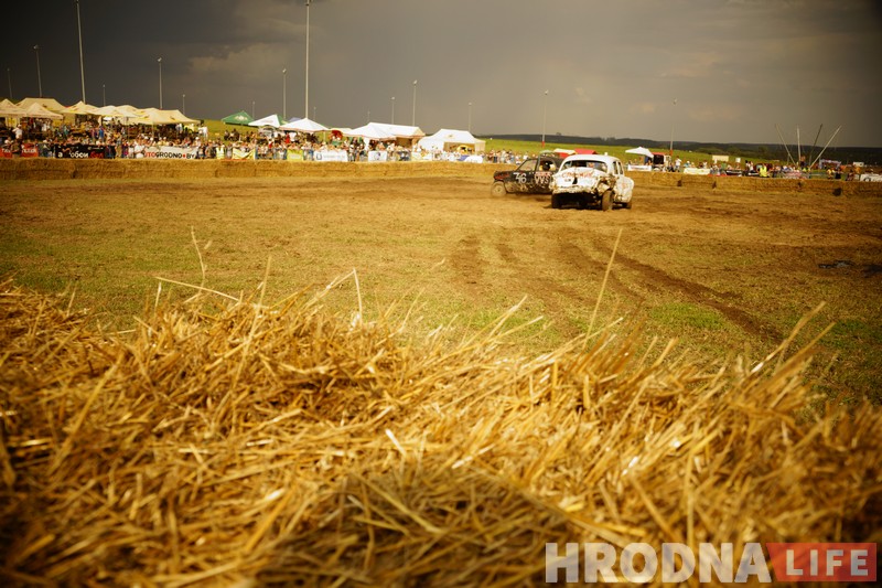 "Победил на пустых колесах". Черная и белая "Волги" сошлись в финальном поединке гродненских автобоев