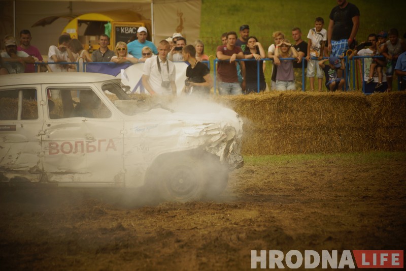 "Победил на пустых колесах". Черная и белая "Волги" сошлись в финальном поединке гродненских автобоев