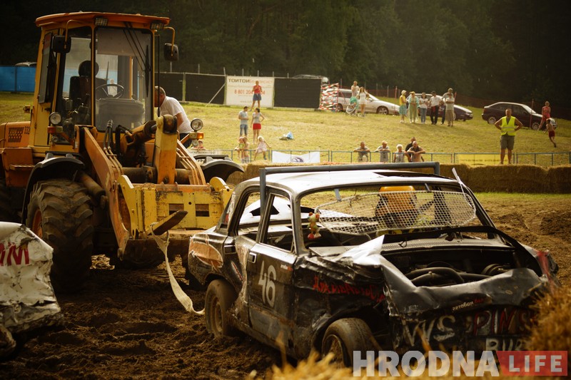 "Победил на пустых колесах". Черная и белая "Волги" сошлись в финальном поединке гродненских автобоев