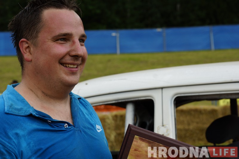 "Победил на пустых колесах". Черная и белая "Волги" сошлись в финальном поединке гродненских автобоев