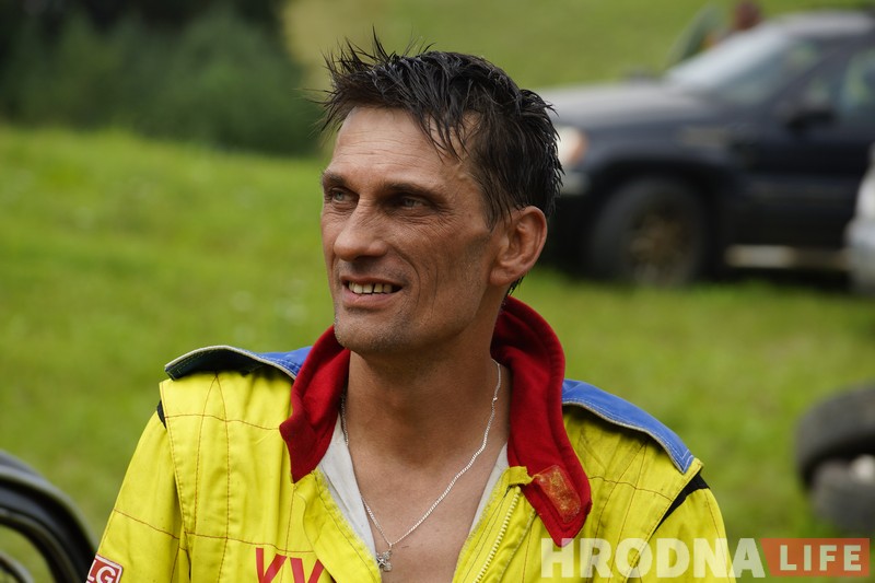 "Победил на пустых колесах". Черная и белая "Волги" сошлись в финальном поединке гродненских автобоев