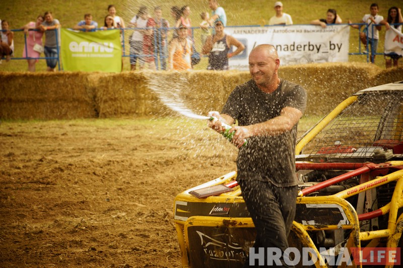 "Победил на пустых колесах". Черная и белая "Волги" сошлись в финальном поединке гродненских автобоев