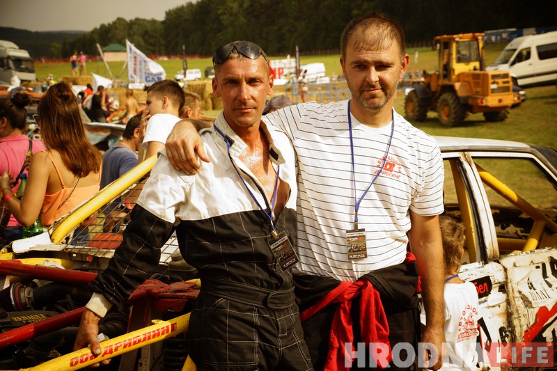 "Победил на пустых колесах". Черная и белая "Волги" сошлись в финальном поединке гродненских автобоев