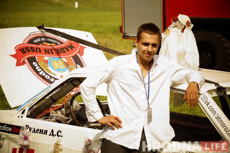 "Победил на пустых колесах". Черная и белая "Волги" сошлись в финальном поединке гродненских автобоев