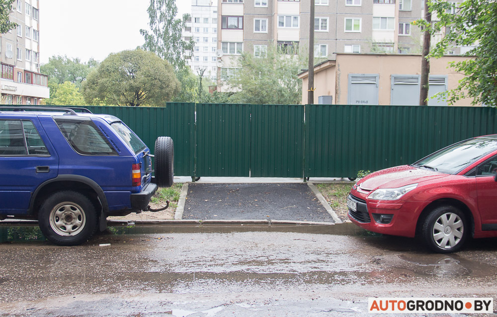 Пляцоўку для смецця пабудавалі, а ліўнёўку сапсавалі: у гродзенскім двары ўсё лета стаіць вялікая лужына
