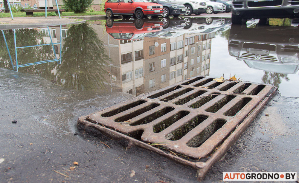 Пляцоўку для смецця пабудавалі, а ліўнёўку сапсавалі: у гродзенскім двары ўсё лета стаіць вялікая лужына