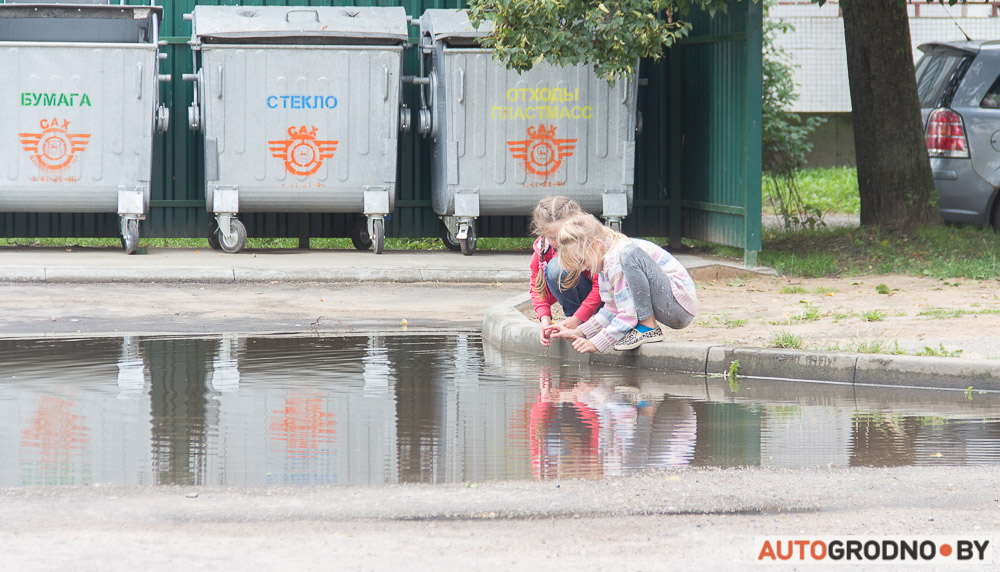Пляцоўку для смецця пабудавалі, а ліўнёўку сапсавалі: у гродзенскім двары ўсё лета стаіць вялікая лужына