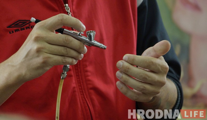 Ваўкі і калабкі Юрыя Азукі. Гродзенскі мастак-аэрограф расказаў аб сваёй творчасці