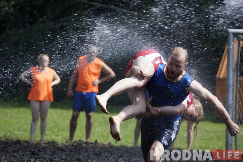 Забавы на Аўгустоўскім канале: мора радасці ў гразі на "Свяце мора"