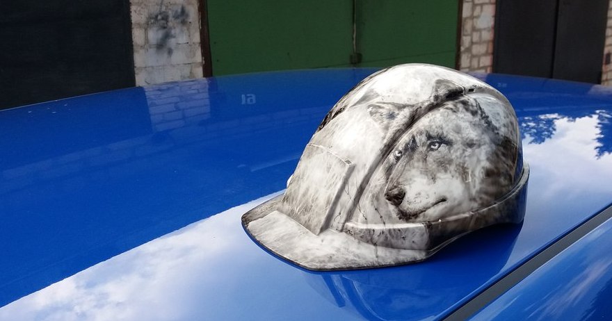 Ваўкі і калабкі Юрыя Азукі. Гродзенскі мастак-аэрограф расказаў аб сваёй творчасці