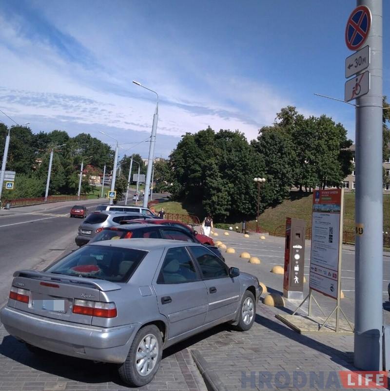"Прайсцi немагчыма". Пешаходы на Віленскай скардзяцца на машыны і бетонныя паўсферы "Прайсцi немагчыма". Пешаходы на Віленскай скардзяцца на машыны і бетонныя паўсферы