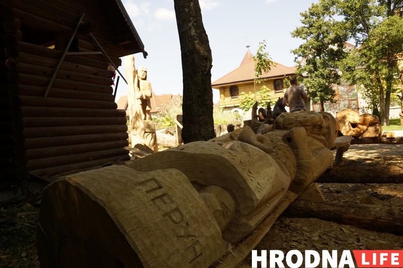 “Ніколі не ведаеш, што будзе ў канцы”. Разьбяры ў Каробчыцах ствараюць з дрэва новыя казкі