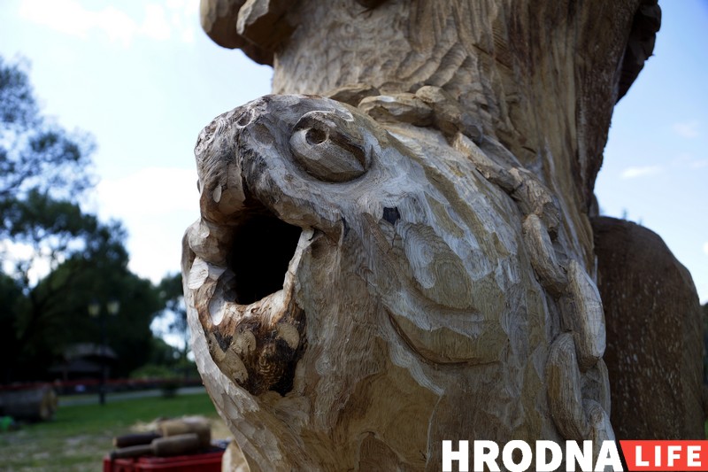 “Ніколі не ведаеш, што будзе ў канцы”. Разьбяры ў Каробчыцах ствараюць з дрэва новыя казкі