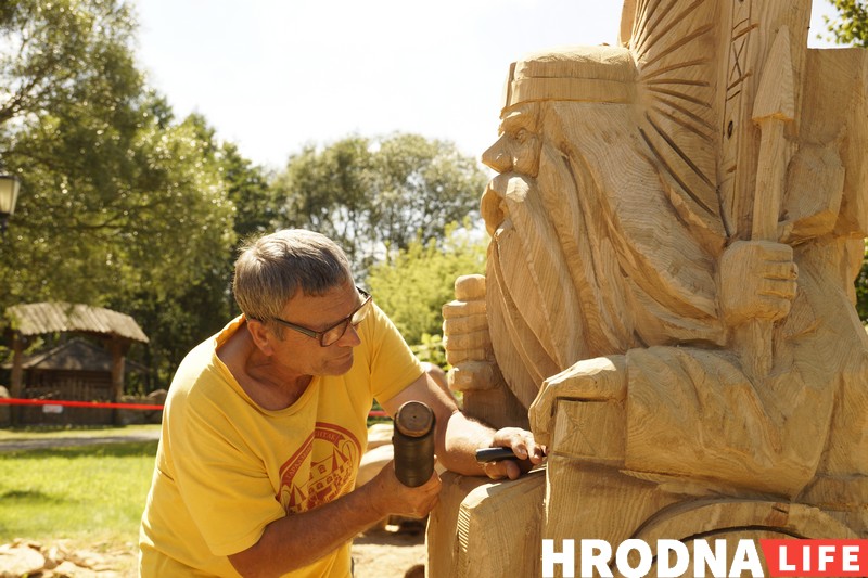 “Ніколі не ведаеш, што будзе ў канцы”. Разьбяры ў Каробчыцах ствараюць з дрэва новыя казкі