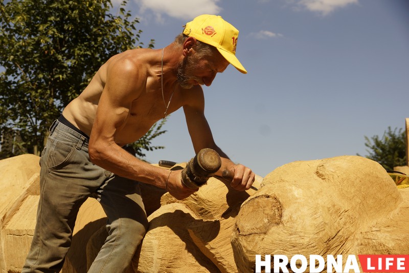 “Ніколі не ведаеш, што будзе ў канцы”. Разьбяры ў Каробчыцах ствараюць з дрэва новыя казкі