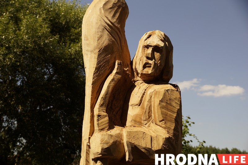 “Ніколі не ведаеш, што будзе ў канцы”. Разьбяры ў Каробчыцах ствараюць з дрэва новыя казкі