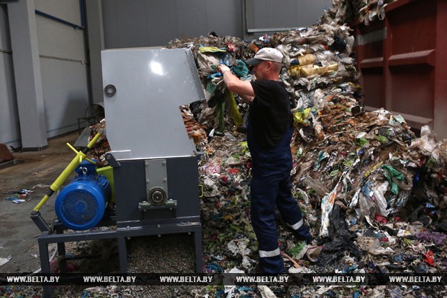 У Гродне пачалі вырабляць тратуарную плітку з пластыкавых пакетаў