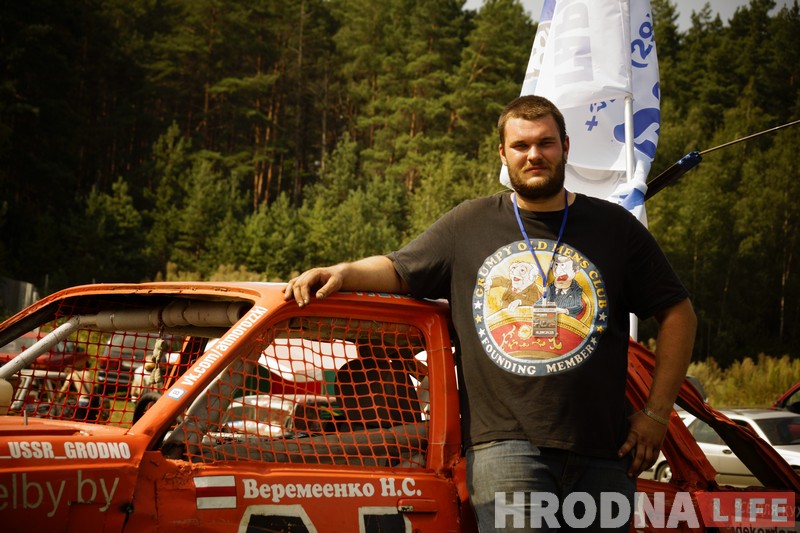 "Победил на пустых колесах". Черная и белая "Волги" сошлись в финальном поединке гродненских автобоев