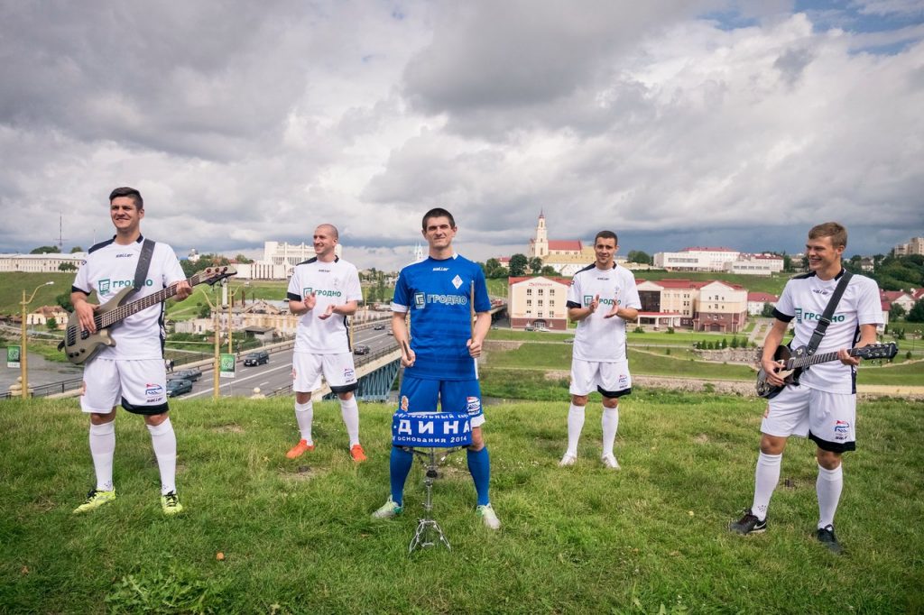 Футбалісты гродзенскай міліцэйскай каманды заспявалі на беларускай мове