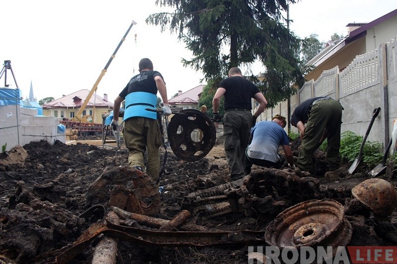 У Гродна прыехалі прадстаўнікі "Лініі Сталіна": спадзяюцца на новыя знаходкі У Гродна прыехалі прадстаўнікі "Лініі Сталіна": спадзяюцца на новыя знаходкі