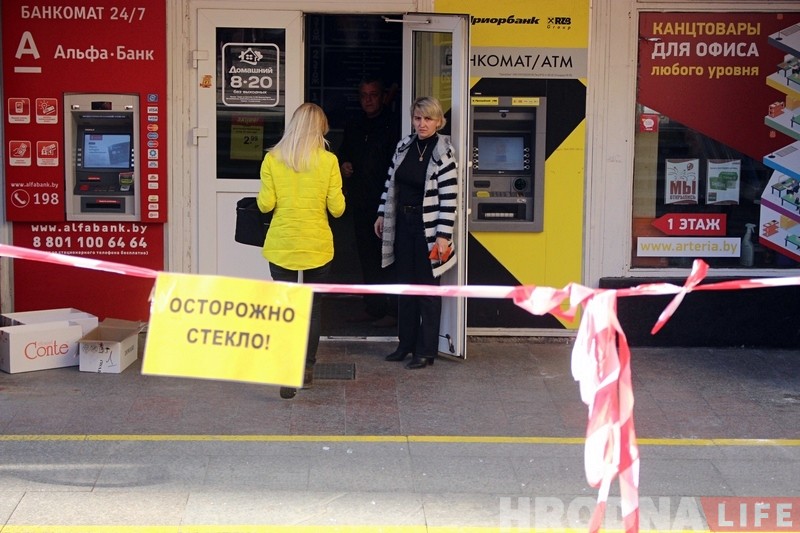 Вялікі кавалак шкла ўпаў з вышыні перад самым уваходам у ГД "Нёман" Вялікі кавалак шкла ўпаў з вышыні перад самым уваходам у ГД "Нёман"