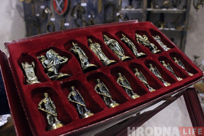 "В этих вещах есть шарм". Молодые гродненцы открыли магазин винтажных и старых вещей