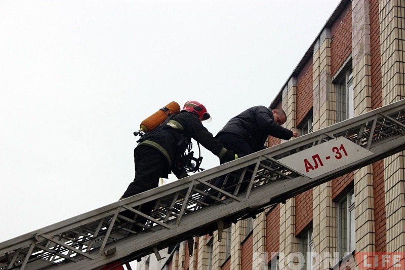У Гродзенскім каледжы прыборабудавання пасля "задымлення" ўсіх навучэнцаў своечасова эвакуіравалі У Гродзенскім каледжы прыборабудавання пасля "задымлення" ўсіх навучэнцаў своечасова эвакуіравалі