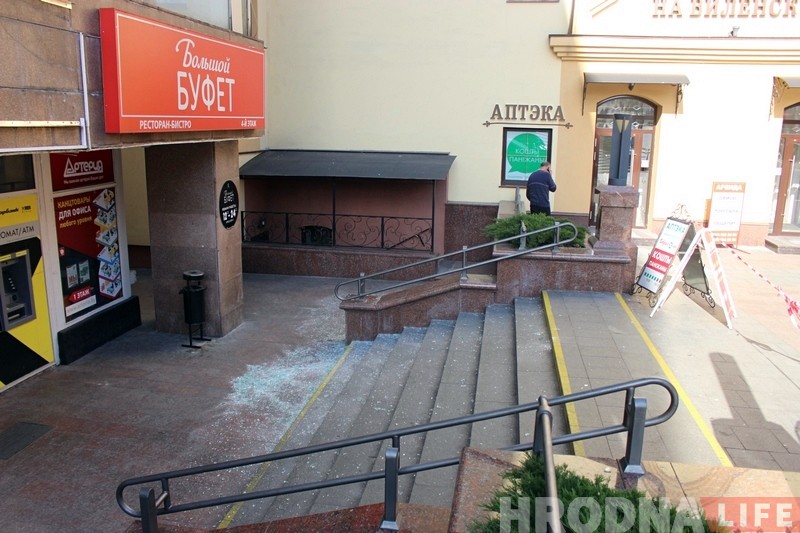 Вялікі кавалак шкла ўпаў з вышыні перад самым уваходам у ГД "Нёман" Вялікі кавалак шкла ўпаў з вышыні перад самым уваходам у ГД "Нёман"