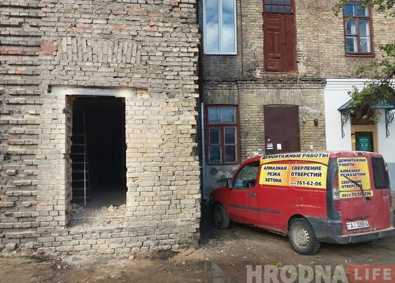 У камяніцы на Ажэшкі прабілі ў сцяне новыя дзверы. А потым замуравалі У камяніцы на Ажэшкі прабілі ў сцяне новыя дзверы. А потым замуравалі