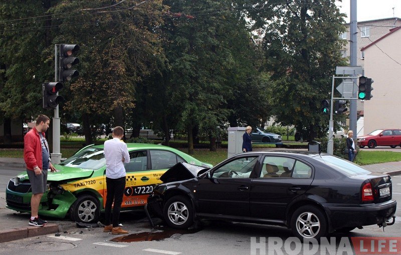 В центре Гродно такси попало в ДТП. Водитель: "Повезло, что на людей не наехали"