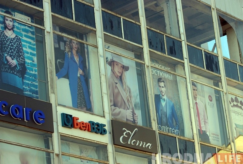 Вялікі кавалак шкла ўпаў з вышыні перад самым уваходам у ГД "Нёман" Вялікі кавалак шкла ўпаў з вышыні перад самым уваходам у ГД "Нёман"