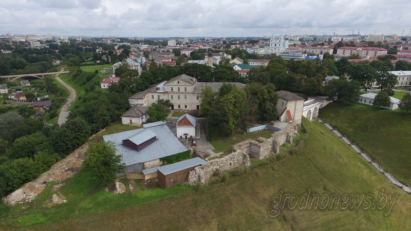 У стен Старого замка начались подготовительные работы к реставрации