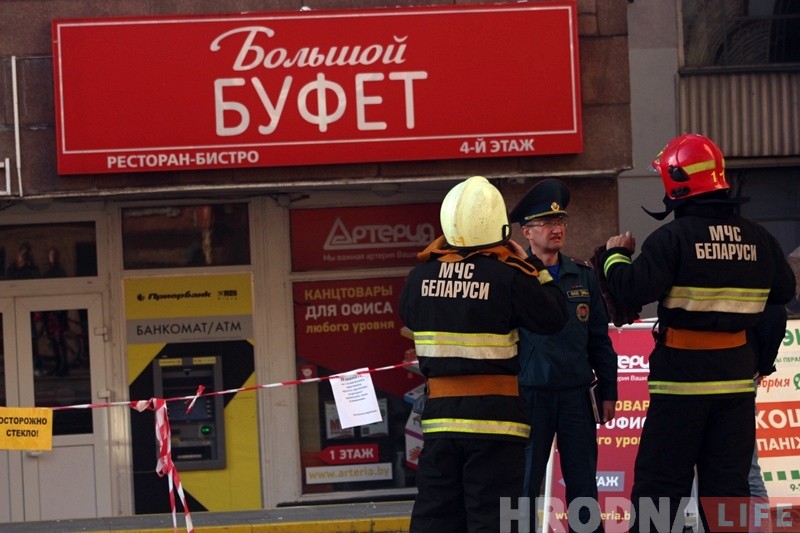 Вялікі кавалак шкла ўпаў з вышыні перад самым уваходам у ГД "Нёман" Вялікі кавалак шкла ўпаў з вышыні перад самым уваходам у ГД "Нёман"